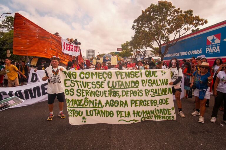 Comitê Chico Mendes afirma seu legado seringueiro na maior Marcha pelo Clima da história das COPs